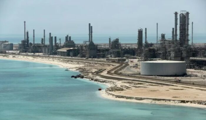 Sube el petróleo tras anuncios de recortes de producción de Arabia Saudita y Rusia