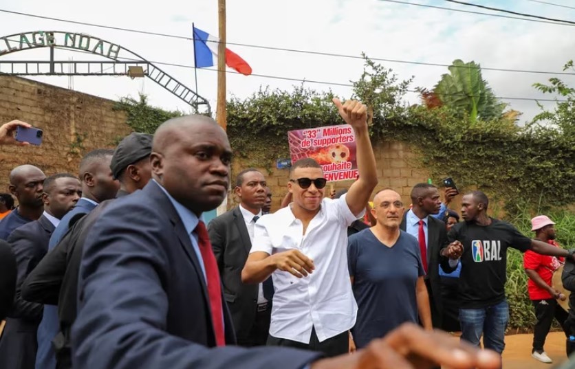 Un camión militar y decenas de custodios armados: el viaje de Mbappé por Camerún para visitar el pueblo de su padre