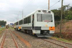 INCOFER pide a romeros evitar caminar por vías del tren para prevenir accidentes
