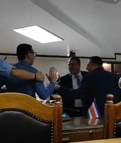Sesión del Concejo Municipal en San José terminó con enfrentamiento entre regidores y alcalde