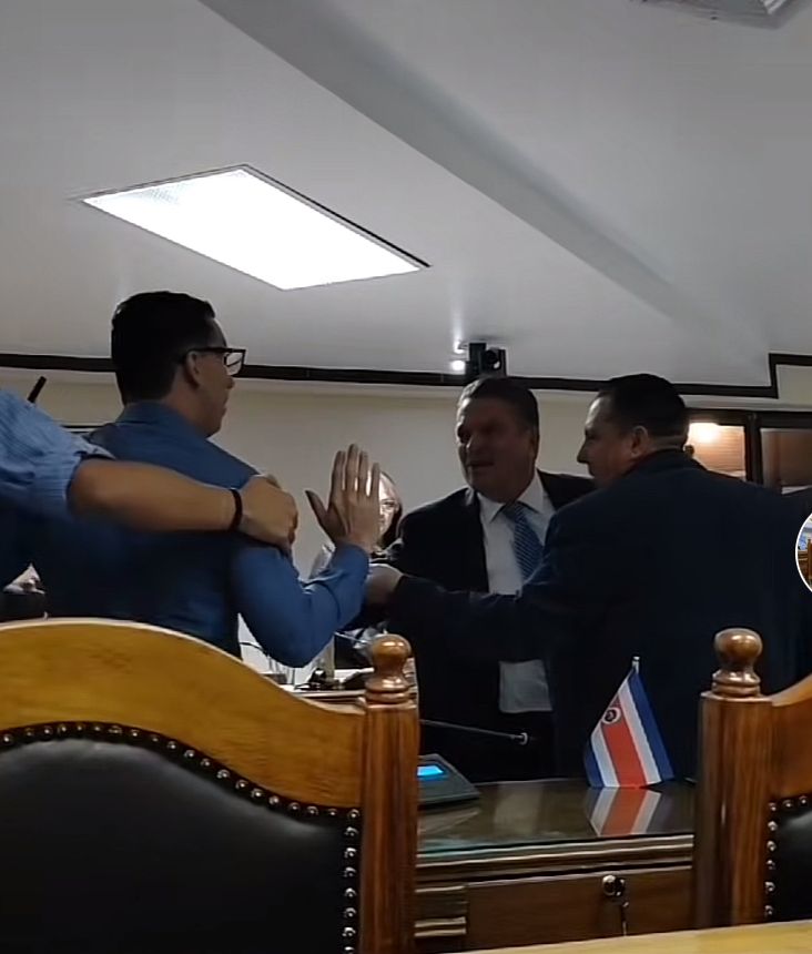 Sesión del Concejo Municipal en San José terminó con enfrentamiento entre regidores y alcalde