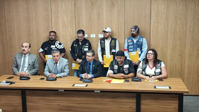 Motociclistas acuden al Congreso para impedir que se apruebe plan que los obligaría a portar número de placa en chalecos