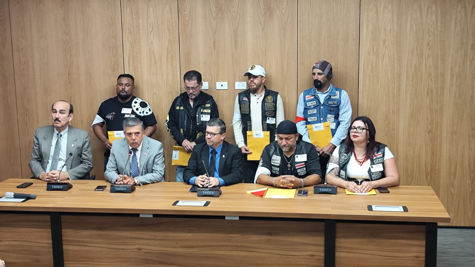 Motociclistas acuden al Congreso para impedir que se apruebe plan que los obligaría a portar número de placa en chalecos