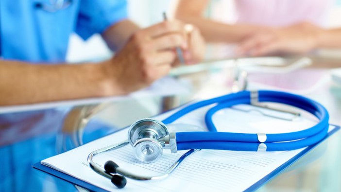 Defensoría urge a Salud información sobre comisión encargada de evaluar fuga de especialistas de la CCSS