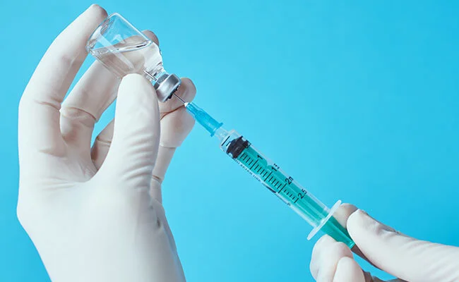 Médicos buscan a jóvenes y niños para probar vacuna intranasal contra la tosferina
