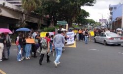 Estudiantes de secundaria dicen que ‘no aflojarán’ a pesar de cambios en valor de pruebas nacionales en nota final