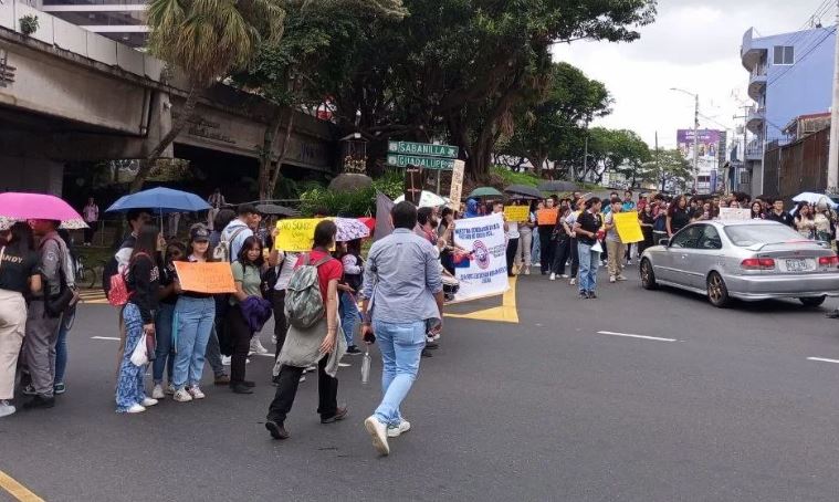 Estudiantes de secundaria dicen que ‘no aflojarán’ a pesar de cambios en valor de pruebas nacionales en nota final