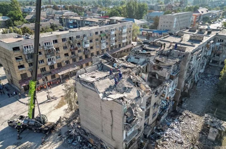 Ucrania denunció otro crimen de guerra ruso: atacó con misiles a socorristas que buscaban sobrevivientes de un ataque previo
