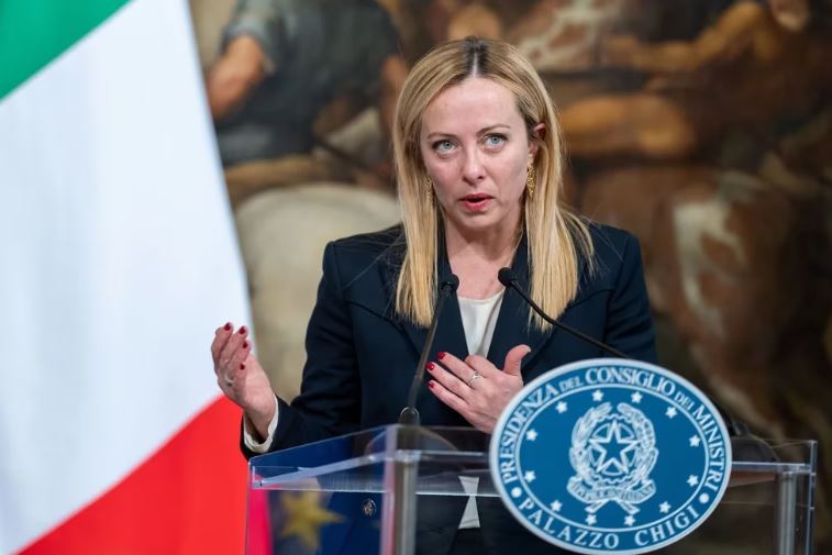 Italia aprobó un impuesto del 40% sobre los beneficios extraordinarios de los bancos y se desplomaron sus acciones