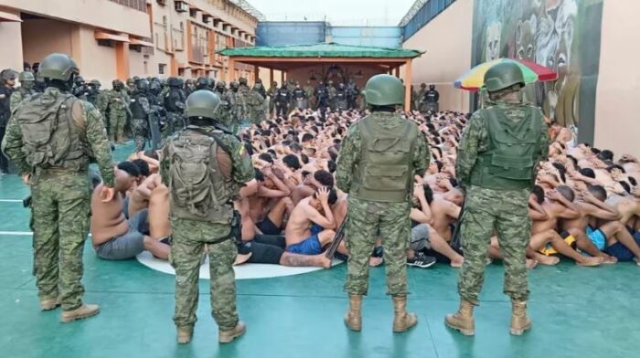 La policía de Ecuador allanó la cárcel más peligrosa del país: había armas, municiones, drogas, una pecera gigante y hasta una granja