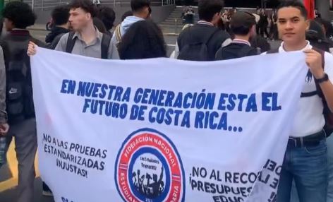 Estudiantes se movilizaron a Casa Presidencial para manifestarse contra pruebas estandarizadas y recortes al presupuesto de educación