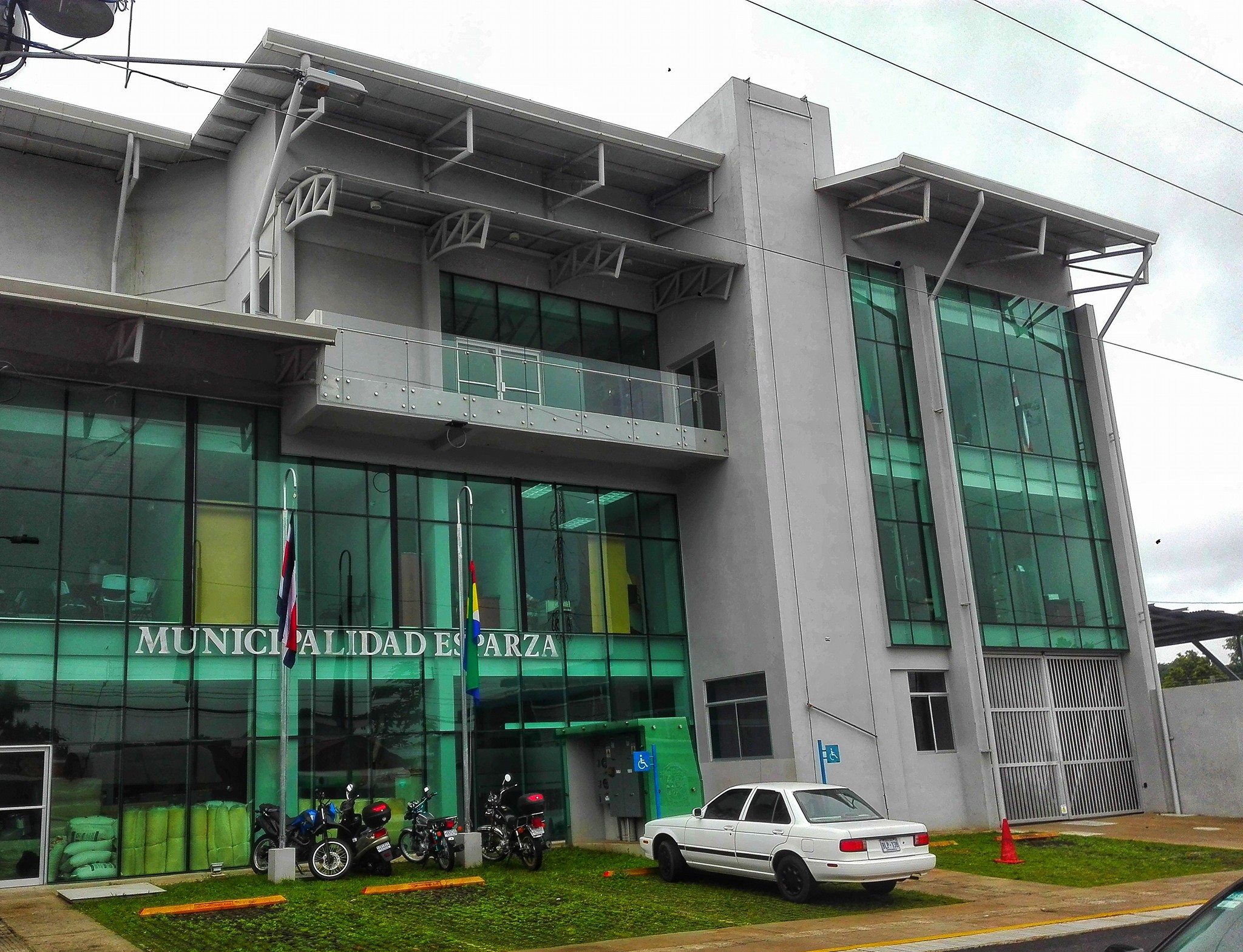 OIJ realiza inspecciones en Municipalidad de Esparza tras disparo que impactó ventanal de edificio