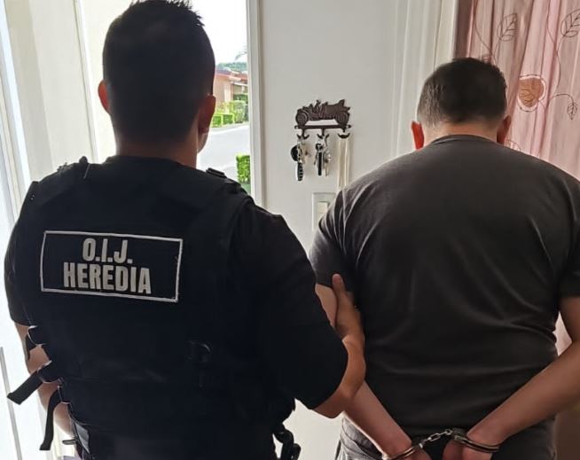 Detienen a funcionario del MEP por supuesto robo de 51 computadoras a colegio en Heredia