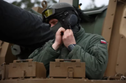 Polonia denunció que dos helicópteros de Bielorrusia violaron su espacio aéreo: el Ejército aumentó el número de soldados en la frontera