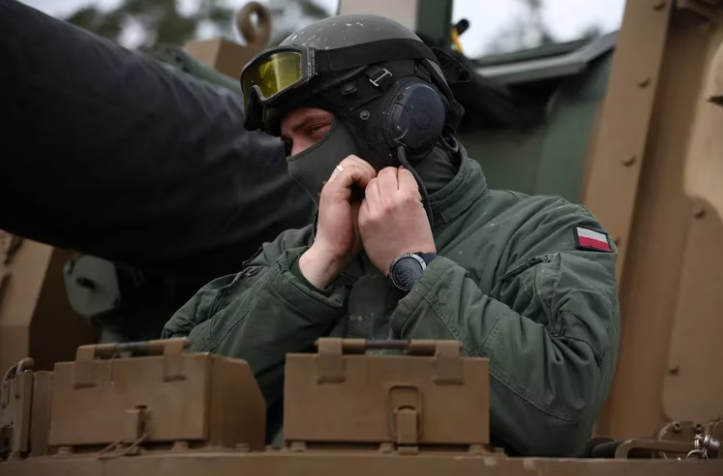 Polonia denunció que dos helicópteros de Bielorrusia violaron su espacio aéreo: el Ejército aumentó el número de soldados en la frontera