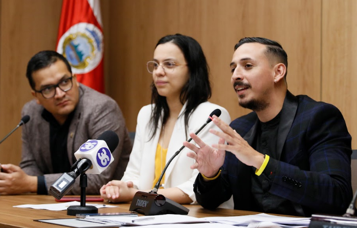 Frente Amplio propone aumentar a tres semanas vacaciones anuales