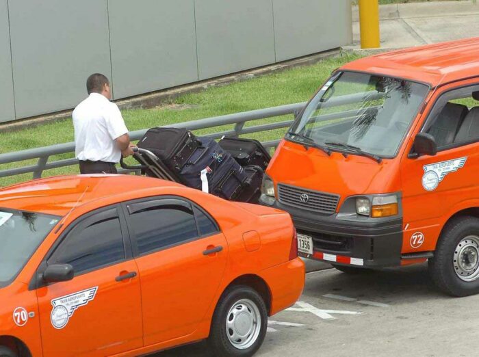 Tarifas de los taxis en el aeropuerto amanecerán más baratas este martes
