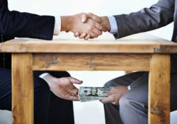 Directriz obligará a instituciones a capacitar a funcionarios sobre sanciones si cometen actos de corrupción y abriría canales de denuncia