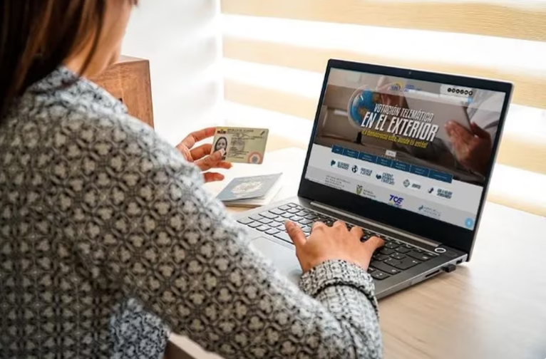 Cerraron las elecciones en Ecuador: el Consejo Electoral denunció ciberataques al sistema de voto en el exterior