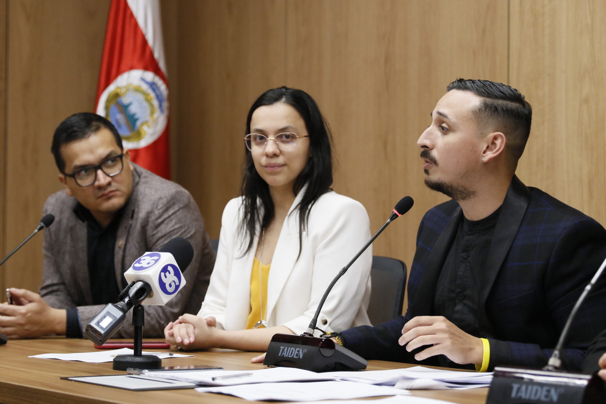 Frente Amplio presenta plan para reducir jornada laboral: Proponentes afirman que no implicaría rebajo salarial