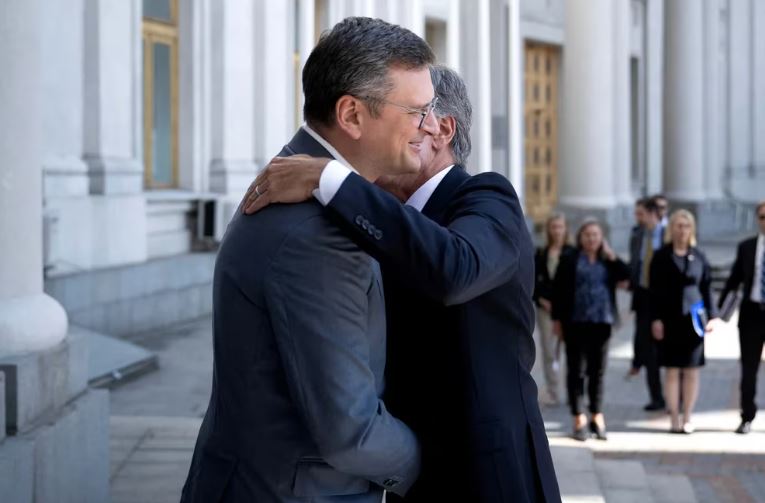 Antony Blinken se reunió en Kiev con el canciller ucraniano Dmytro Kuleba y destacó los progresos de la contraofensiva