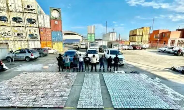 Al menos 50 empresas exportadoras de banano están implicadas en el tráfico de drogas desde Ecuador