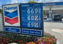 La Reserva Federal de Estados Unidos mantuvo sin cambios la tasa de interés de referencia pero habrá otro aumento este año