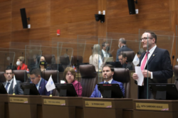 Cinco fracciones legislativas respaldan nueva versión de plan para rebajar el marchamo 2024