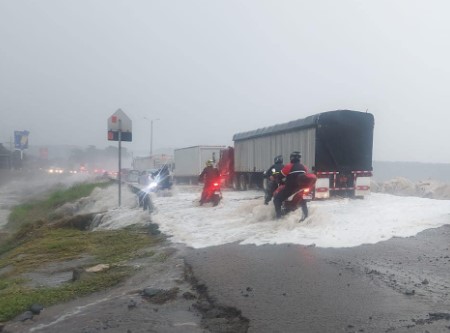 MOPT identifica tres nuevos puntos de riesgo de ingreso del mar a carretera en Caldera