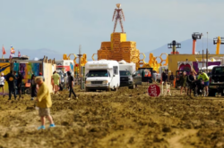 Más de 70.000 personas quedaron atrapadas en el lodo del festival Burning Man, cancelado por las lluvias en Nevada