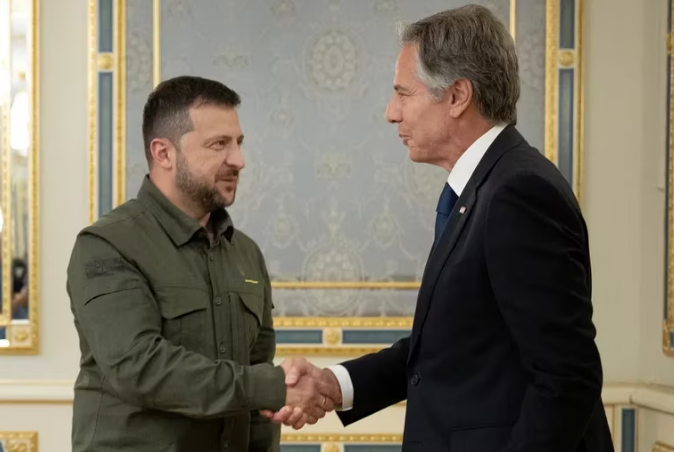 Estados Unidos enviará a Ucrania un nuevo paquete de ayuda militar por USD 1.000 millones: incluye munición con uranio empobrecido