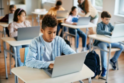 UNESCO propone regular uso de Inteligencia Artificial en centros educativos