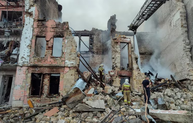 Ucrania denunció que Rusia siembra minas explosivas en infraestructuras críticas al este del río Dniéper