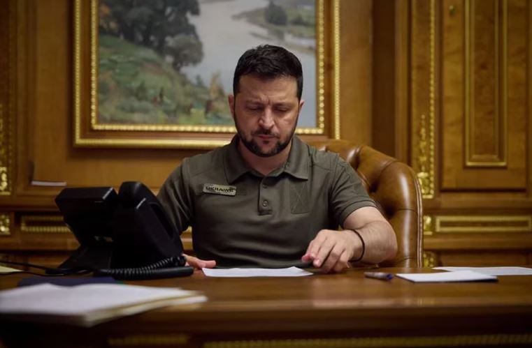 Zelensky dijo que Putin es un líder débil que le tenía miedo a Prigozhin y debe moverse en autos blindados en su propio país