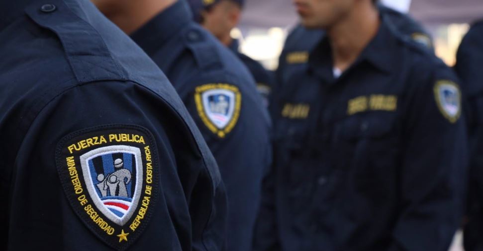 Oficial fallece tras recibir disparo por accidente de otro policía durante atención por violencia domestica