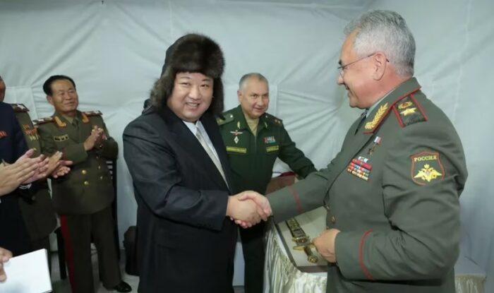 Kim Jong-un terminó su visita a Rusia con regalos: recibió cinco drones explosivos y un chaleco antibalas