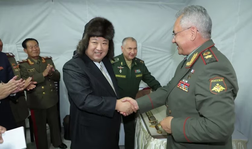 Kim Jong-un terminó su visita a Rusia con regalos: recibió cinco drones explosivos y un chaleco antibalas