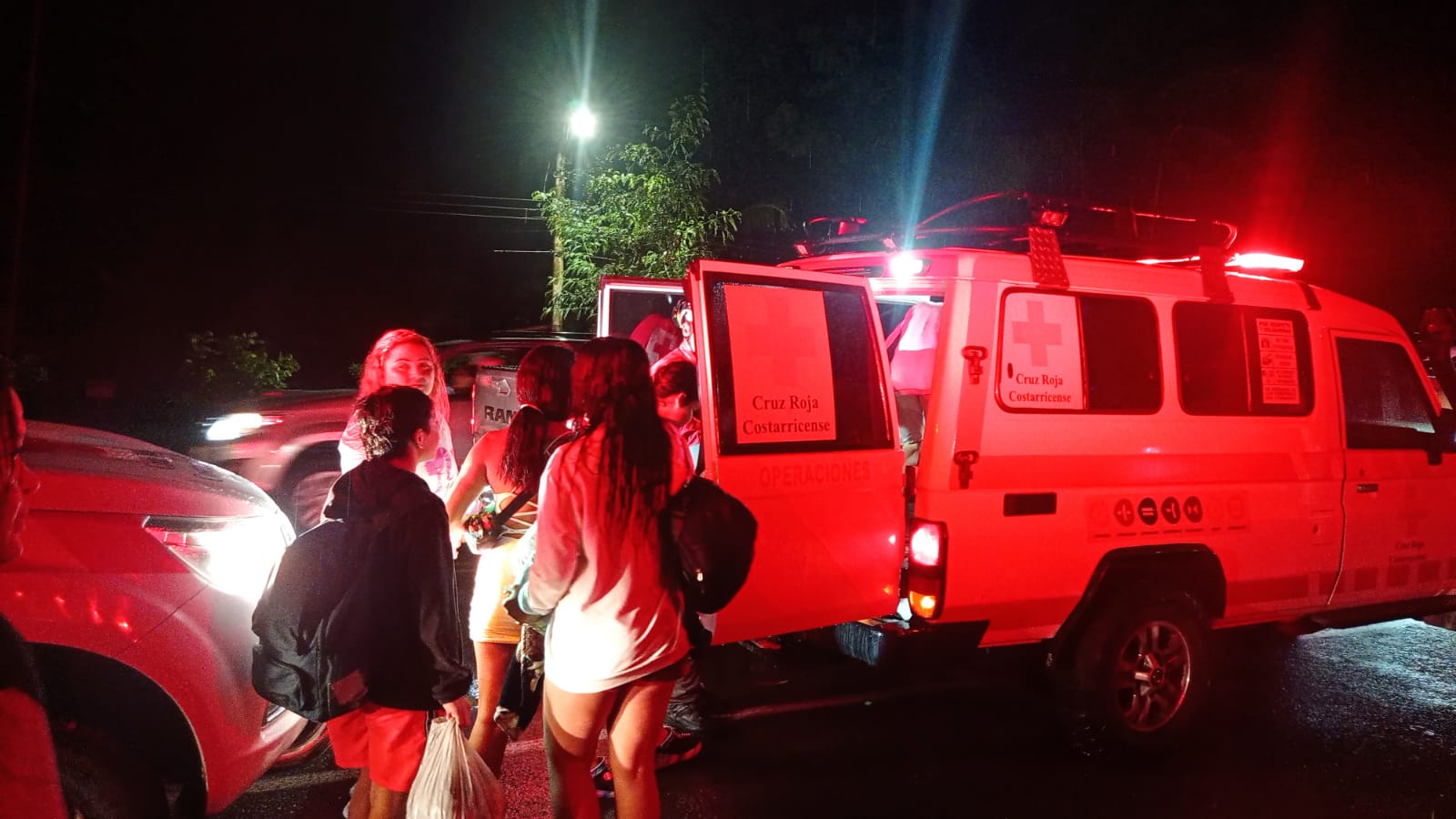 18 personas fueron evacuadas en Playa Caldera por las condiciones de oleaje