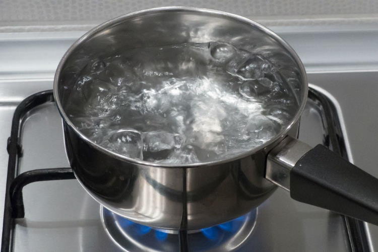 AyA recomienda almacenar agua en envases de vidrio, en un ambiente oscuro y en la refrigeradora para época seca