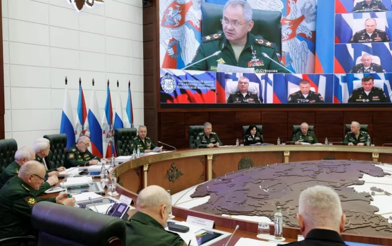 Rusia mostró por teleconferencia a Viktor Sokolov, el comandante de la Flota del mar Negro que Ucrania dio por muerto