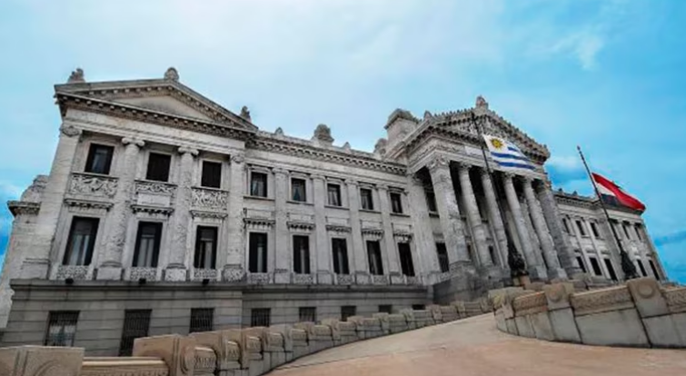 Uruguay estudiará cómo revertir la baja natalidad y analiza si promueve una nueva ola migratoria