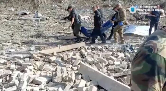 Estados Unidos, la UE y la ONU repudiaron el brutal bombardeo ruso a una aldea ucraniana que dejó 51 muertos