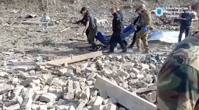 Estados Unidos, la UE y la ONU repudiaron el brutal bombardeo ruso a una aldea ucraniana que dejó 51 muertos