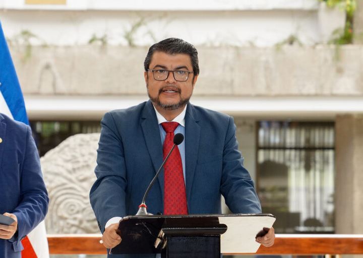 Ministro reconoce fallas en escáneres tras llegada de contenedores con droga a Europa