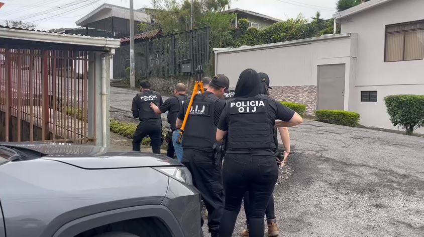 Dos agentes judiciales resultaron heridos con arma de fuego durante allanamiento en Siquirres