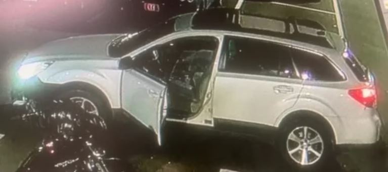 Un hombre armado irrumpió en dos locales, asesino a tiros al menos a 16 personas y huyó: lo busca todo Estados Unidos