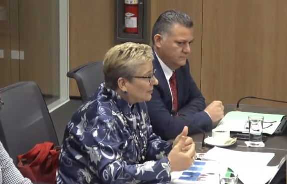 Ministra de Educación señala dificultades de procedimiento para contratar intérpretes de LESCO