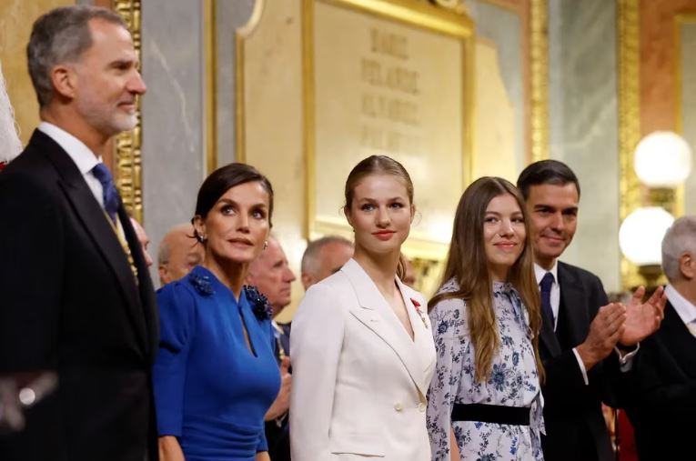 Leonor ya puede reinar tras jurar la Constitución en España: “Les pido que confíen en mí”