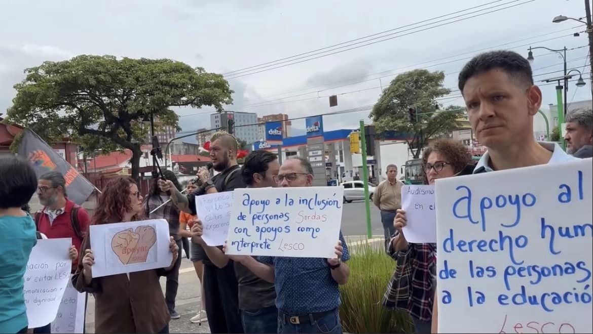 Personas sordas se manifestaron frente al MEP para pedir igualdad de condiciones en educación