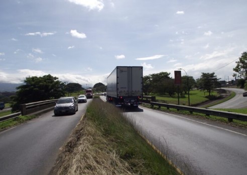 CONAVI inició este martes las labores para instalación de puente frente al Aeropuerto Juan Santamaría